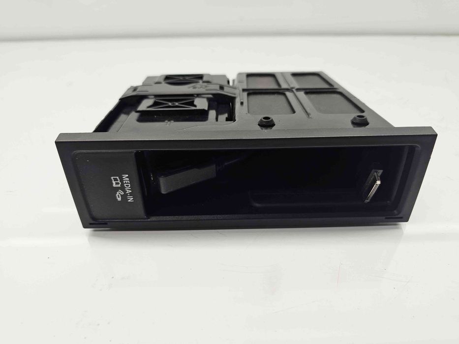 Conector auxiliar USB Volkswagen Golf 6 (5K1) [Fabr 2009-2013] 5N0035