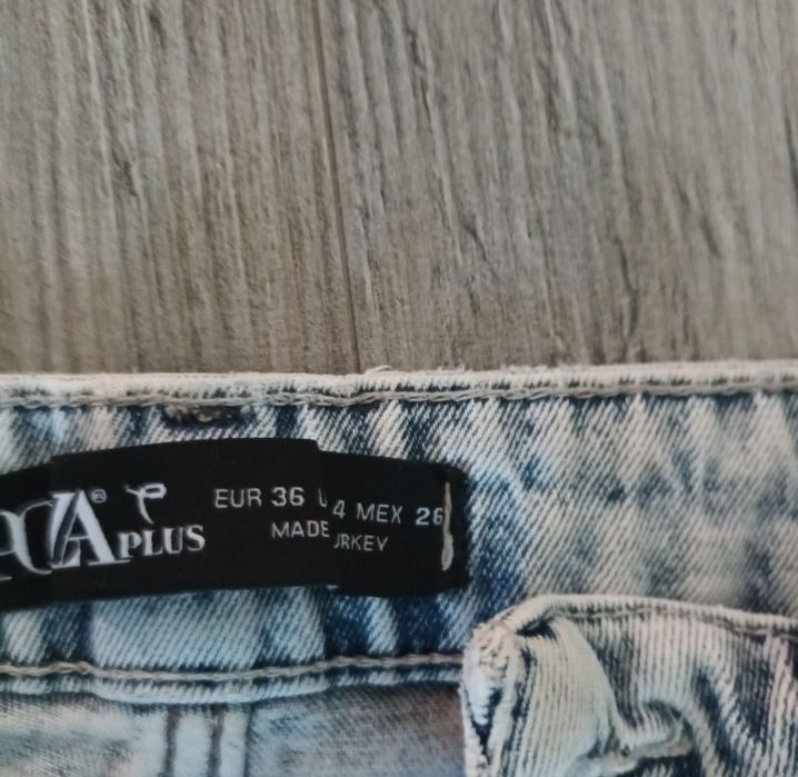 Скъсани    дънки