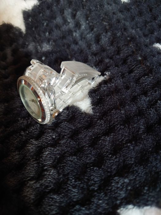 Пластмасов ръчен часовник