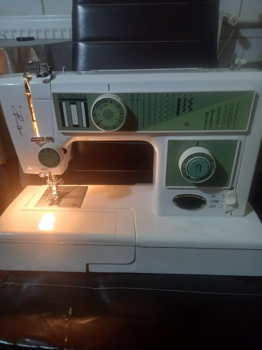 Mașină de cusut electrică Diamandino / Quasatron - Completă și funcțio
