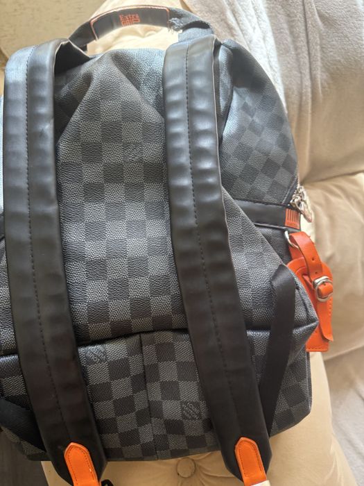 Louis vuitton оригинална раница с минимална забележка!
