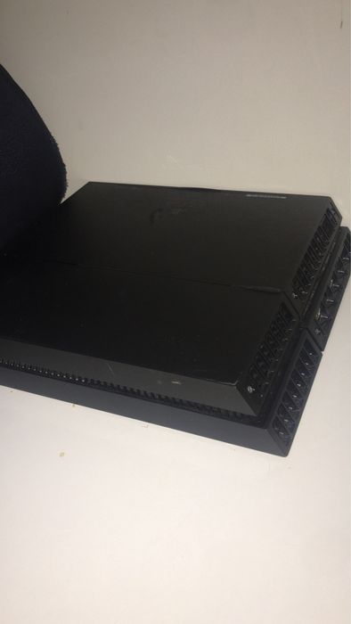 Продам игровую приставку пс4