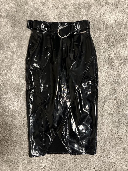 Нови дамски Guess латексова пола и Bershka яке