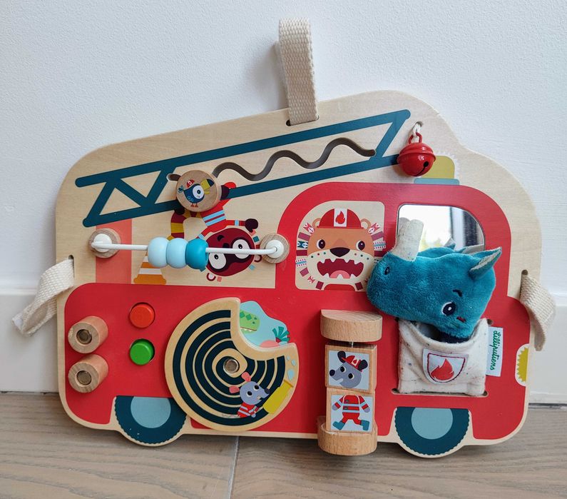 Panou de activitati Lilliputiens, din lemn, masina de pompieri