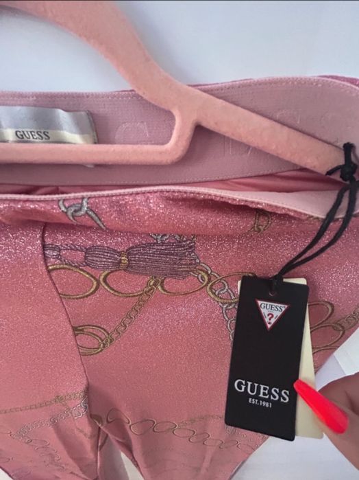 Pantaloni roz, evazati, elastici
Pantaloni roz ,evazați, elastici 

-