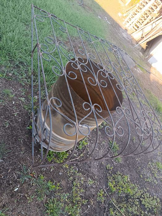 Продам решетку на окно в хорошем состоянии из качественного металла