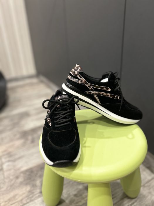 Продам кросовки женские новый