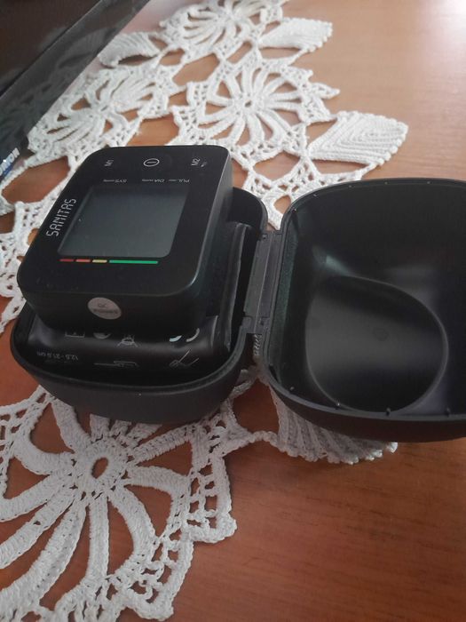 Aparat tensiune Tensiometru Sanitas SBC30 la încheietura mâinii