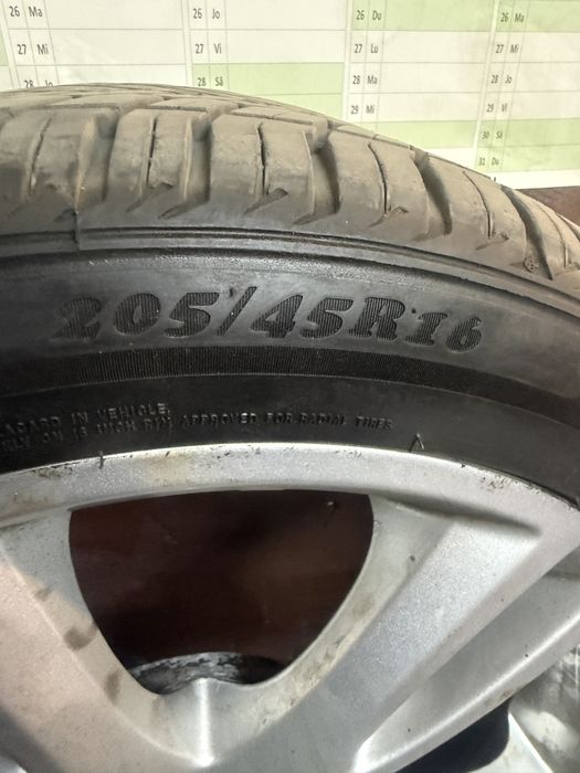 Vînd 4 jante cu cauciucuri