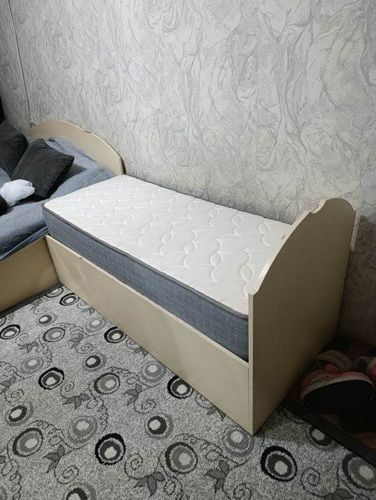 Кровать с матрасом