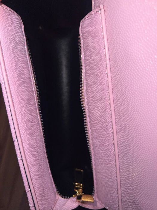 Розова чанта Chanel със златни детайли