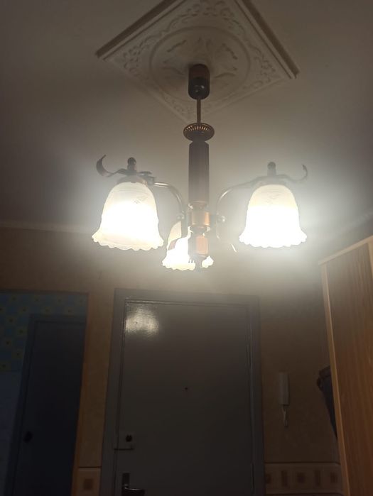 Продам мягкий уголок и люстры