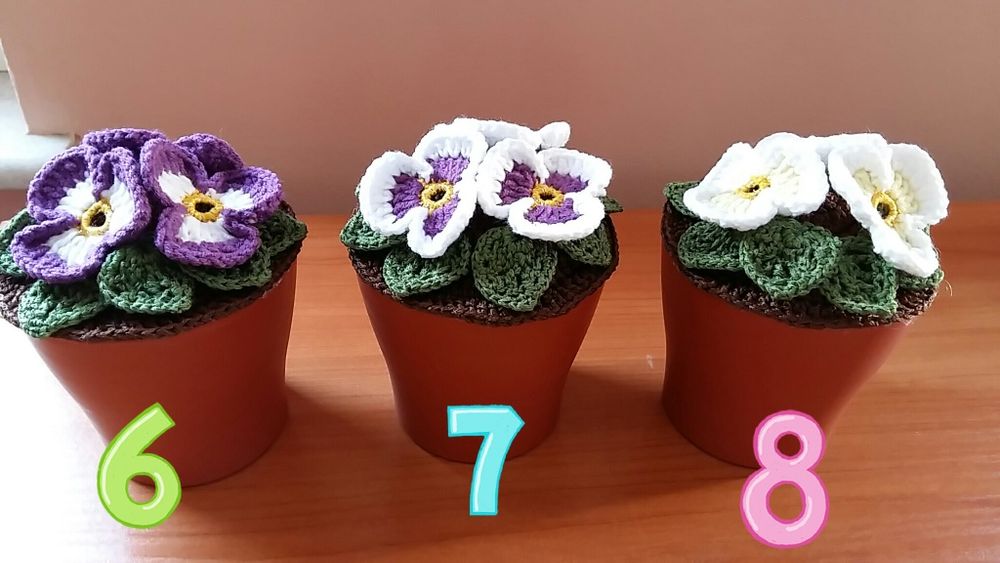 Плетени теменужки в кашпи