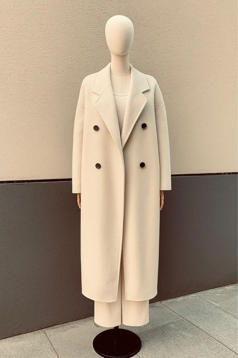 Молочный пальто,гарантия есть.