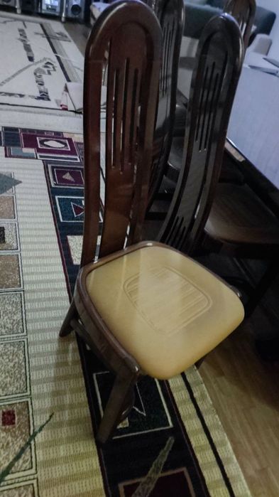 Продаётся обеденный стол