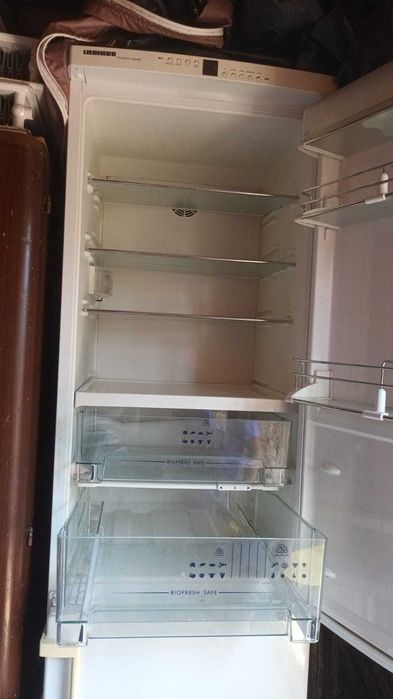 Vând frigider cu congelator cu tot