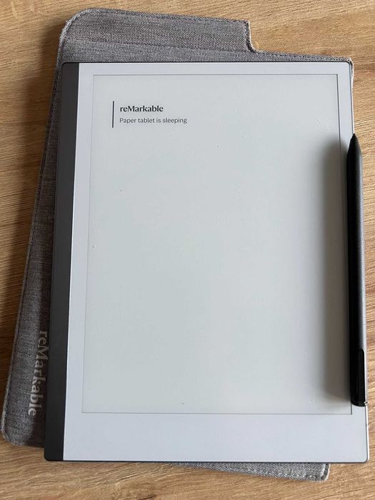 Tableta Remarkable 2 cu husa gri si pen negru