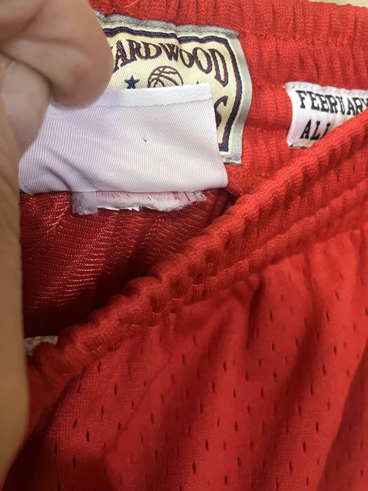 Мъжки червени шорти от NBA  на ,,Mitchell & Ness” размер S/M