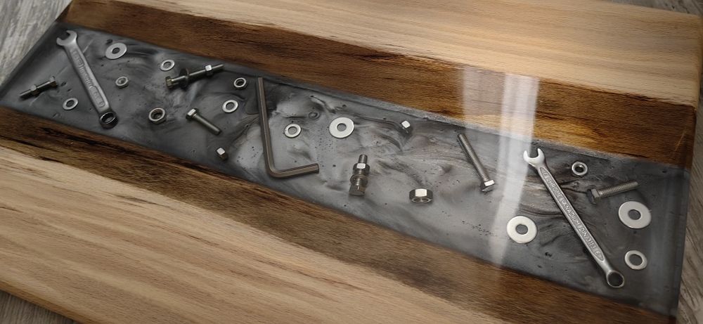 Изработка на сувенири, предмети, маси и др, от масив и епоксидна смола