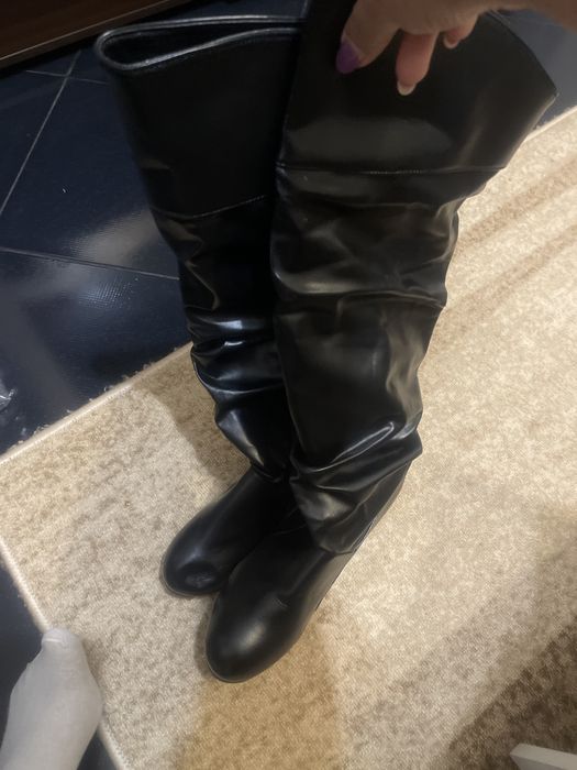 Чисто нови черни меки ботуши под коляното.