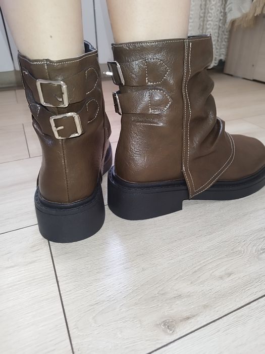 Продам осенние сапоги новые