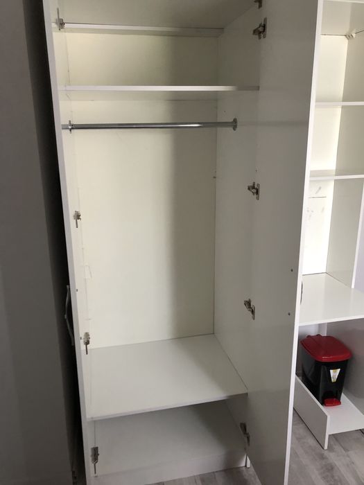 Шкаф белого цвета