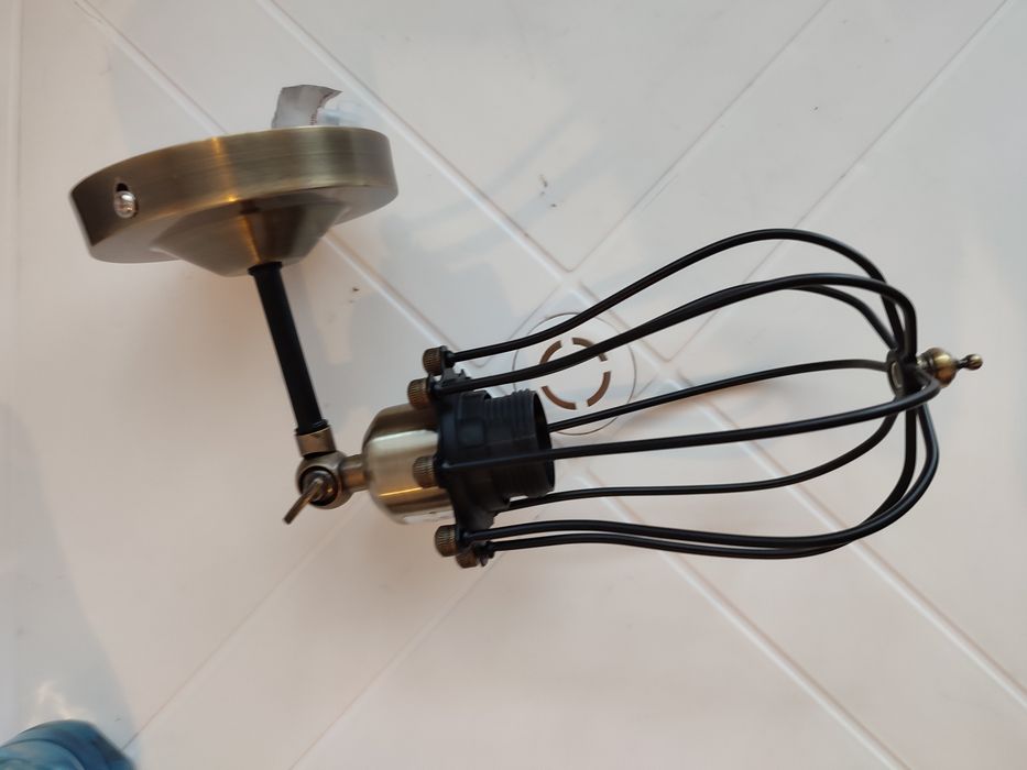 Aplica perete cât și tavan lustre