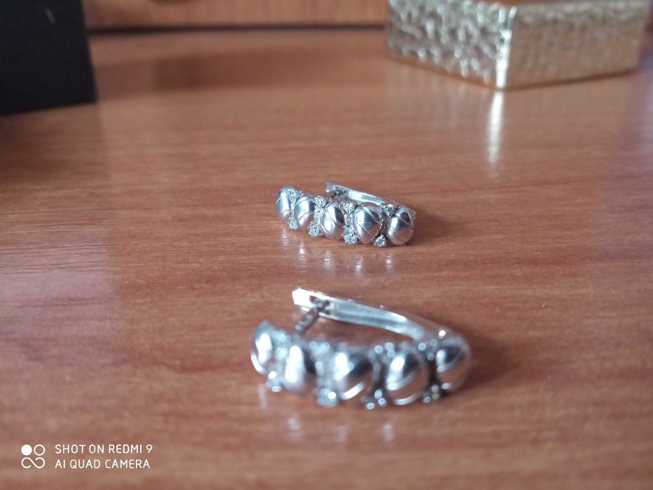 Серебряные серьги продам новые,