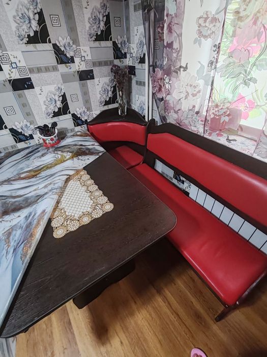 Кухонный уголок с 4мя табуретками