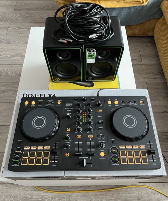 Consolă Pioneer DDJ-FLX4 + 2 Monitoare Active Mackie CR3-X + Cablu RCA 10M + Accesorii (stare impecabilă)