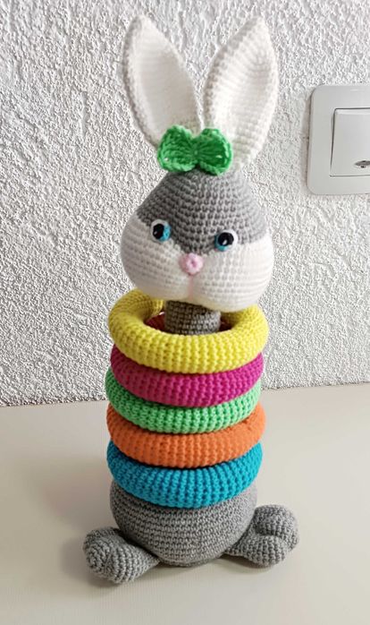 Ръчно плетено зайче с рингове за малки бебета
