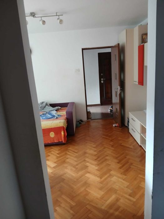 Vind apartament 2 camere , semidecomandat , cf 1