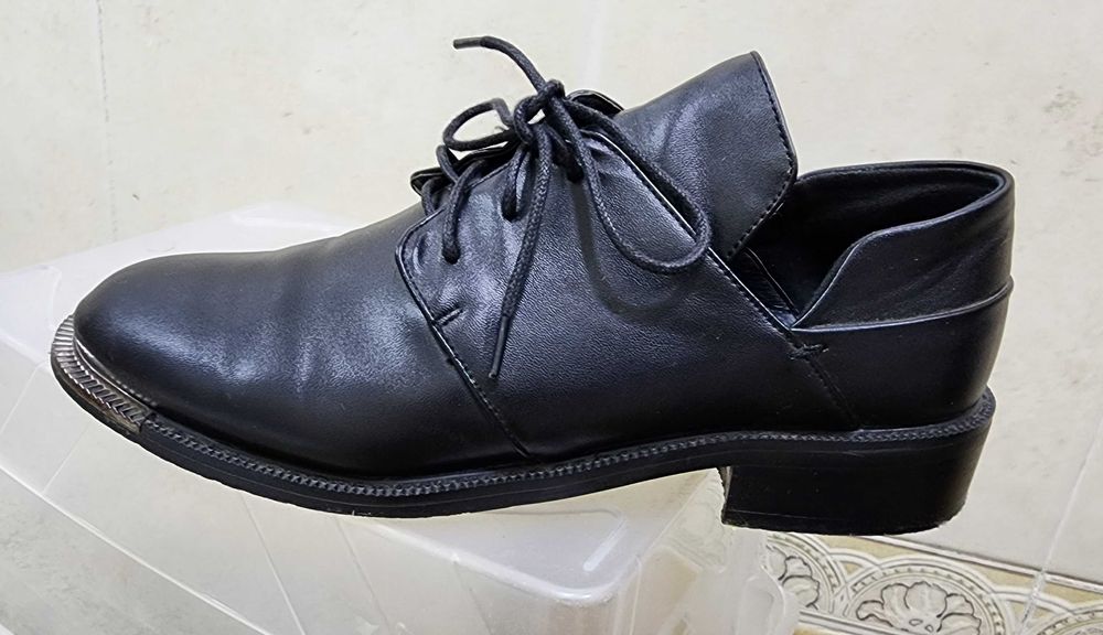 Обувь женская на низком каблуке