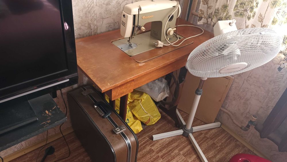 Продавам стари мебели и шевна машина, чугун