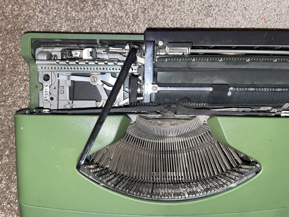 Masina de scris Antares Compact20, cu litere cursive (model rar)