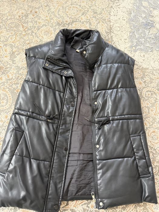 Безрукавка черная