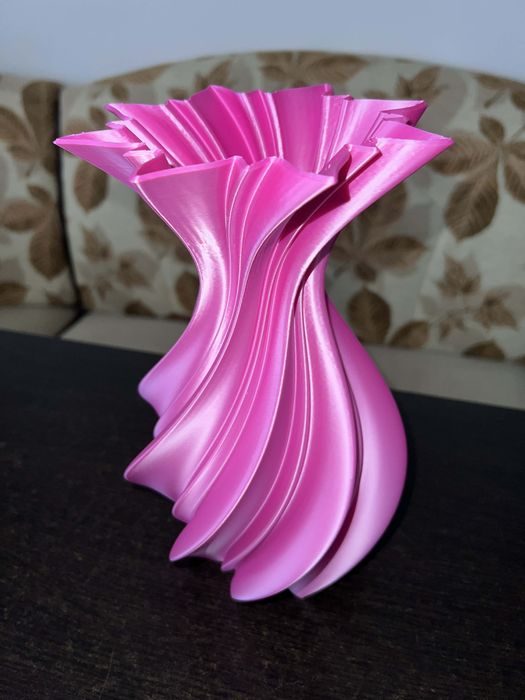 Vaza roz satinat model spiralat