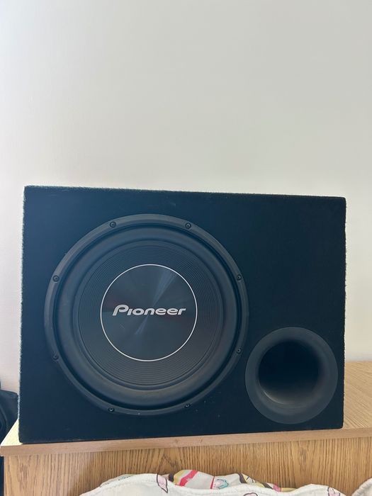 Продавам Бас Каса+ Кабелите+ Усилвател като нов е използван е 2/3 месеца нищо му няма усилватела е 1000 wt бас касата 1200 wt