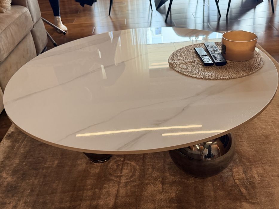 Уникална холна маса с бял мрамор и 3 метални топки за основа!