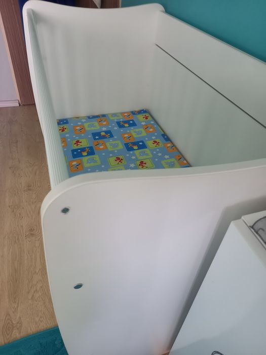 Детско легло с матрак + бонус бебешко столче за кола