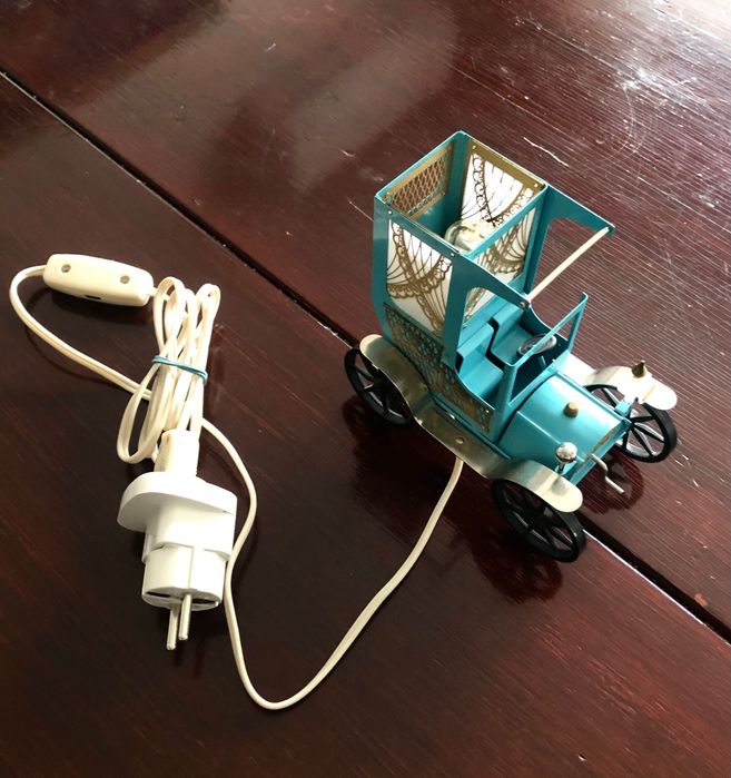 Много стара лампа олдтаймър от метал. Антика.