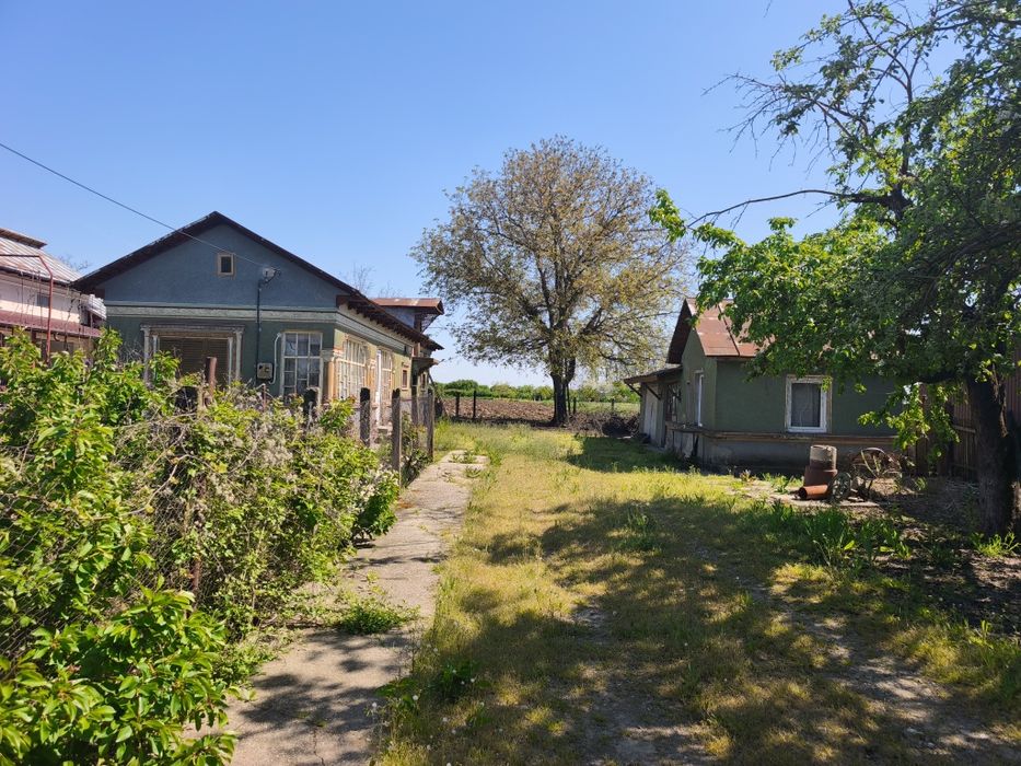 Casa bătrânească cu teren intravilan 2000 mp – Brezoaele, Dâmbovița – deschidere 18 m, utilități la poartă