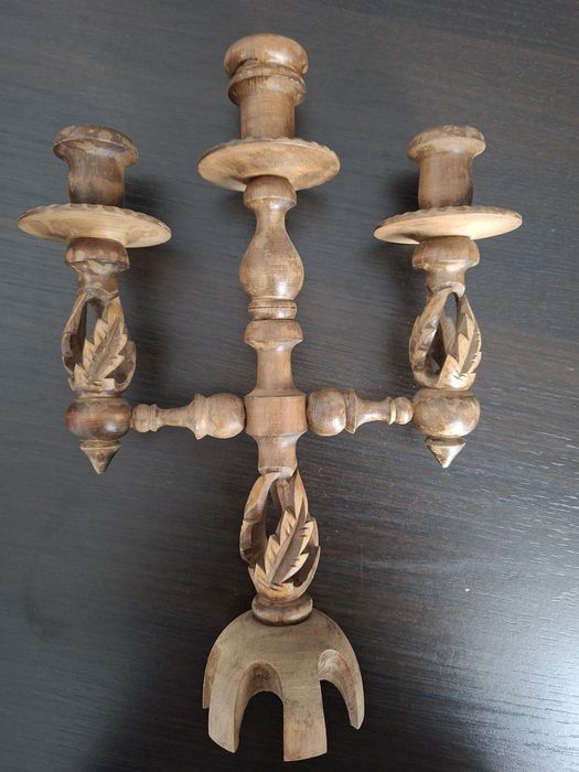 Дървена резбован свещник