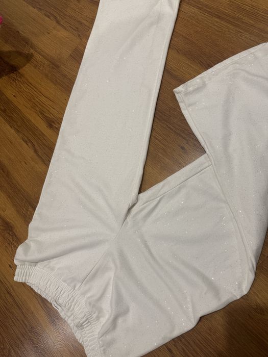 Бял анцуг с блестящи частици