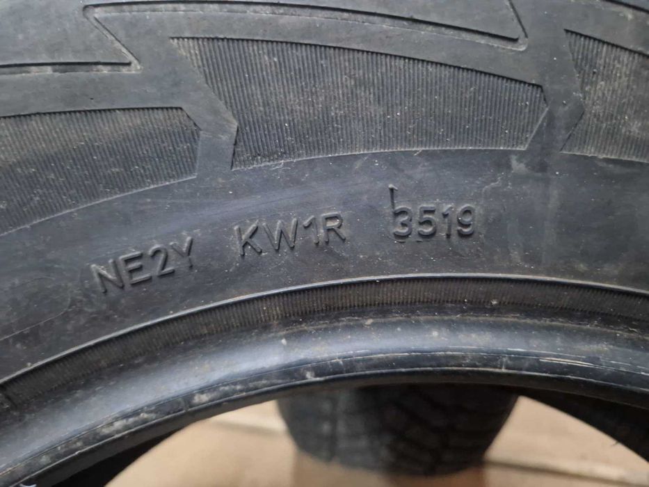 2 Goodyear R17 225/65
зимни гуми
DOT3519