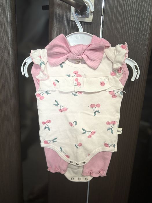 Продам костюмчики и платья  на девочку 0-3 мес