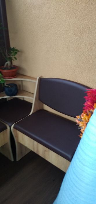 Малък ъгъл за кухня с маса