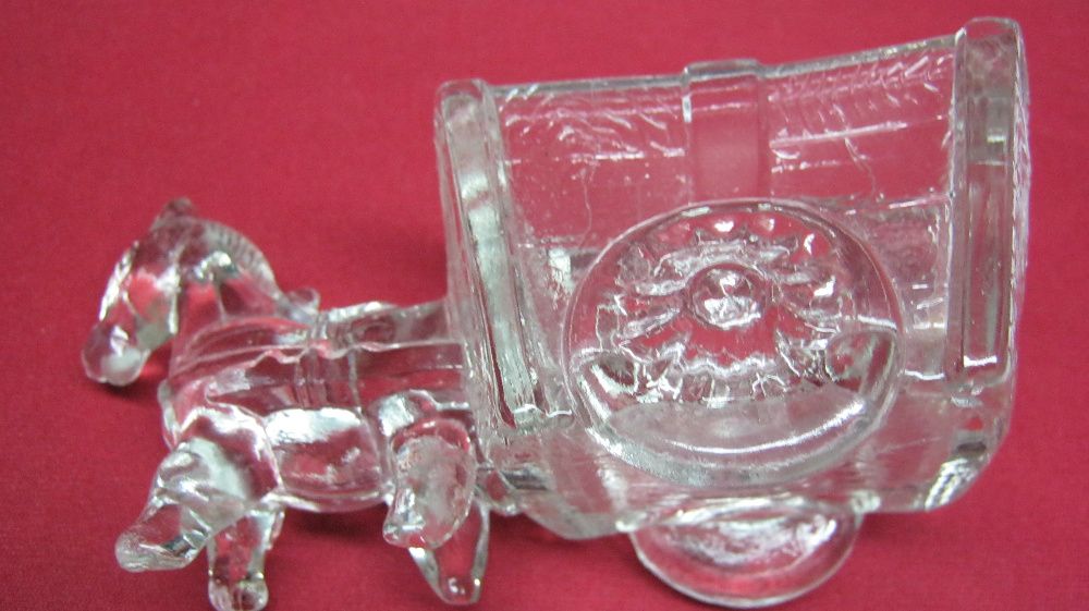 Sticla presata,veche.caruta cu cal.