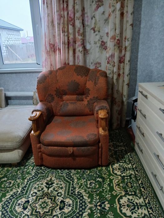Диван в хорошем состоянии