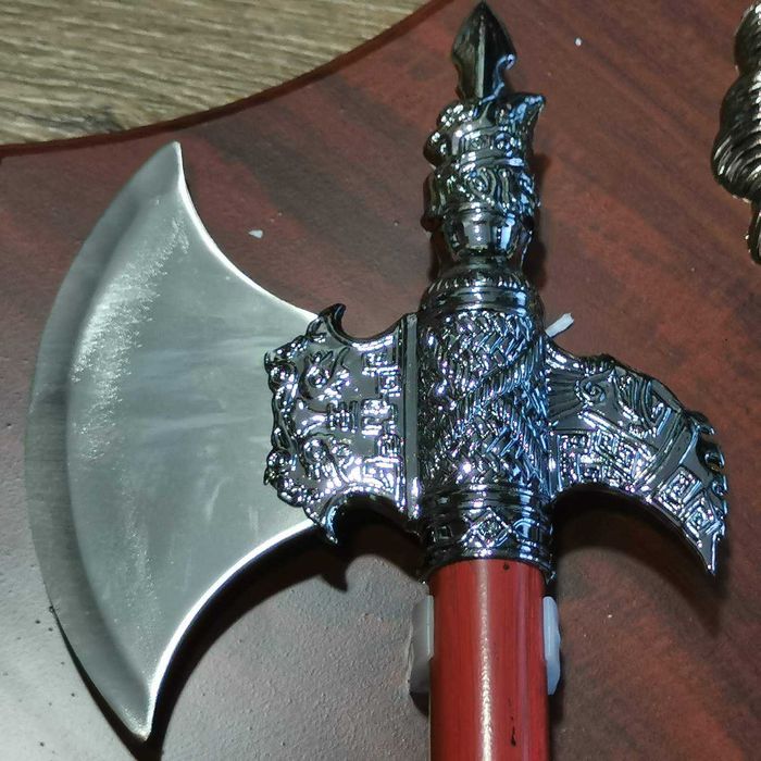 Два броя брадвички с поставка за стена и крепежни елементи